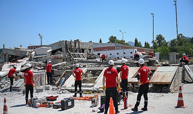 Bornova Belediyesi bünyesine kurulan BAK ekibi, AFAD İzmir Müdürlüğü’nde gerçekleştirdiği