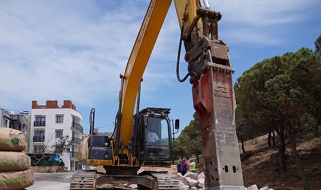 Ayvalık Belediye Başkanı Mesut Ergin, Fatih Caddesi’nde yürütülen yol genişletme