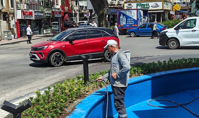 Gemlik Belediyesi, kent genelinde sürdürdüğü çevre düzenleme ve estetik çalışmalarına
