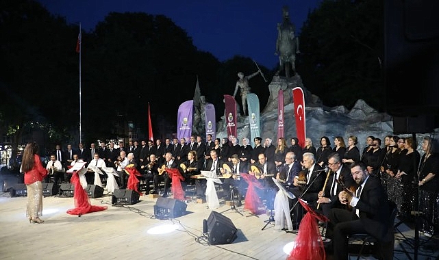 İnegöl Belediyesi Türk Sanat Müziği Korosu, Heykel Meydanı’nda gerçekleştirdiği konserle