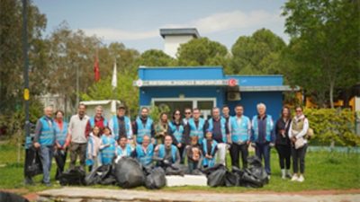 İzmir Büyükşehir Belediyesi’nin “Temiz Park” etkinliğinde gönüllüler, parkları atıklardan arındırırken