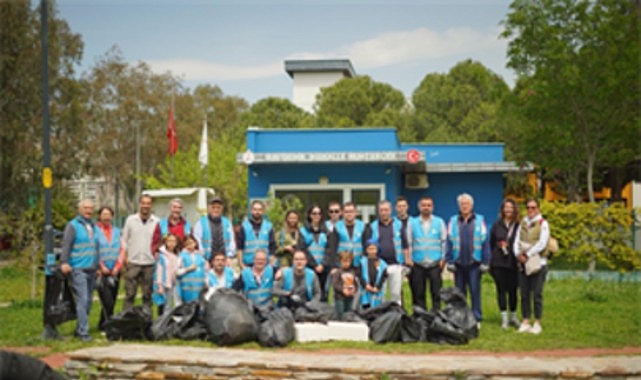 İzmir Büyükşehir Belediyesi’nin “Temiz Park” etkinliğinde gönüllüler, parkları atıklardan arındırırken
