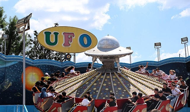 Kocaeli Büyükşehir Belediyesi’nin Karneval Çocuk Şenliği’nde gençler için lunaparkı ücretsiz