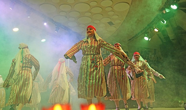 Karşıyaka Belediyesi tarafından düzenlenen halk dansları kursları, muhteşem bir gösteriyle