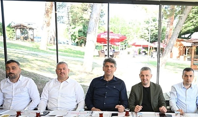 Kartepe Belediye Başkanı Av. M. Mustafa Kocaman, mahalle muhtarlarıyla bir