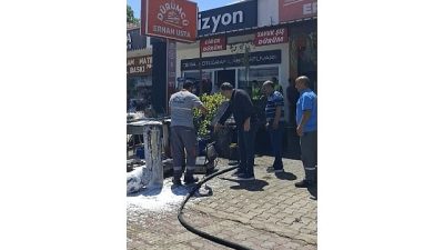 Kemer'de bir iş yerinde çıkan yangın, itfaiye ekipleri ve Kemer
