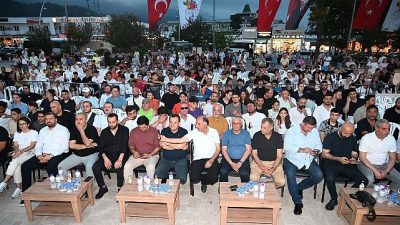 Kemer Cumhuriyet Meydanı'nda düzenlenen etkinliğe, Kemer Belediye Başkanı Necati Topaloğlu,