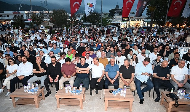 Kemer Cumhuriyet Meydanı'nda düzenlenen etkinliğe, Kemer Belediye Başkanı Necati Topaloğlu,