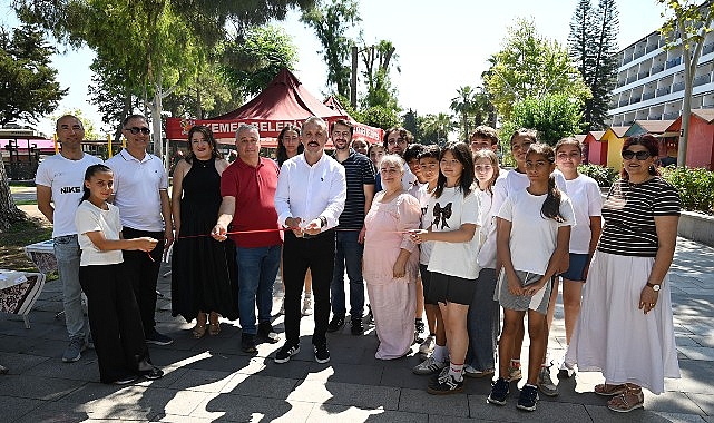 Rukiye Koç Ortaokulu öğrencilerinin iğne ve iplik kullanarak kumaş üzerine
