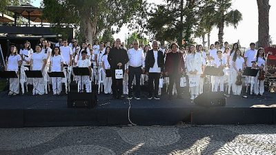 Kemer’de “Yaza merhaba konseri” Kemer Belediye Başkanı Necati Topaloğlu öncülüğünde kurulan Kemer Belediyesi Cumhuriyet