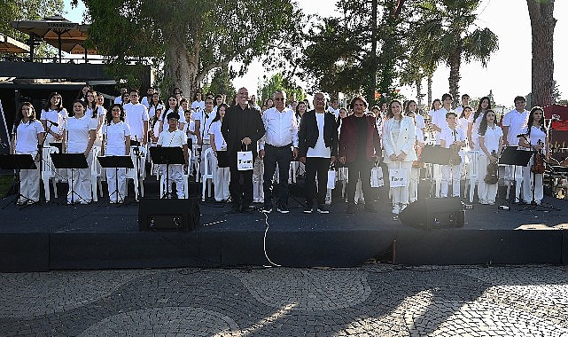 Kemer’de “Yaza merhaba konseri” Kemer Belediye Başkanı Necati Topaloğlu öncülüğünde kurulan Kemer Belediyesi Cumhuriyet