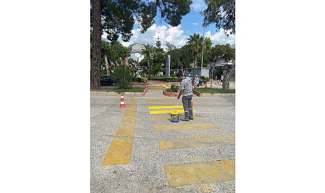 Kemer’deki yaya geçitleri boyanıyor Kemer Belediyesi Fen İşleri Müdürlüğü ekipleri, Kemer genelindeki yaya geçitlerinde