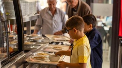 İzmir Büyükşehir Belediyesi’nin sosyal belediyecilik anlayışıyla hizmete açtığı Kent Lokantaları