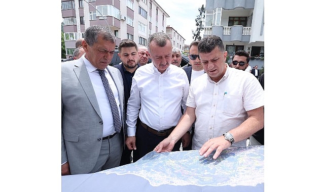 Kocaeli Büyükşehir Belediye Başkanı Tahir Büyükakın, Karamürsel 4 Temmuz Mahallesi’ndeki