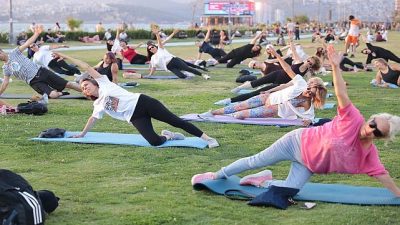 Konak Belediyesi’nin Kordon’daki çim alanda düzenlediği “Genç Ruh, Mutlu Beden”
