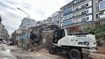 Konak Belediyesi, güvenlik tehdidi oluşturan ve kent estetiğini bozan metruk