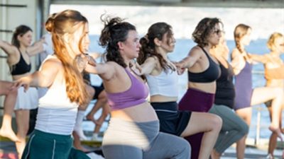 Yoga matları bu kez İzmir Körfezi’ne açılan bir vapurun güvertesine