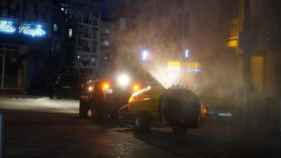Seferihisar Belediyesi, yaz aylarının gelmesiyle birlikte ilçe genelindeki ilaçlama çalışmalarını