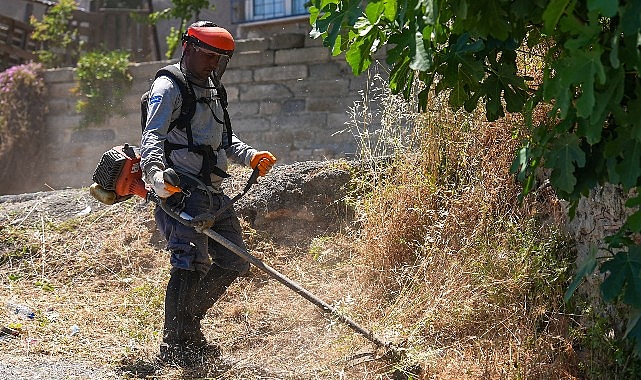 Maltepe Belediyesi, yaz dönemi öncesinde başlayan ilçe genelindeki yeşil alanlarda