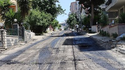 Maltepe Belediyesi, ilçe genelinde yol ve kaldırımları yenilemeye devam ediyor.