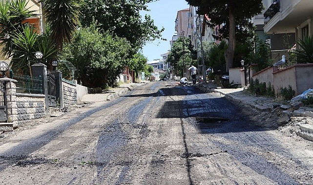 Maltepe Belediyesi, ilçe genelinde yol ve kaldırımları yenilemeye devam ediyor.