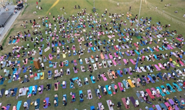 İzmir Büyükşehir Belediyesi’nin 21 Haziran Dünya Yoga Günü kapsamında düzenlediği
