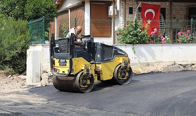 Menderes Belediyesi, Ahmetbeyli Mahallesi Maydonoz Koyu Mevkii’nde asfaltlama çalışmaları gerçekleştiriyor. 