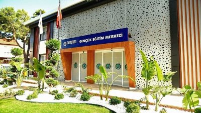 Menemen Belediyesi, eğitim yatırımlarıyla örnek oluyor. Anaokulu sıralarından üniversite mezuniyetine