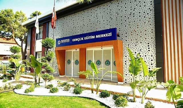 Menemen Belediyesi, eğitim yatırımlarıyla örnek oluyor. Anaokulu sıralarından üniversite mezuniyetine