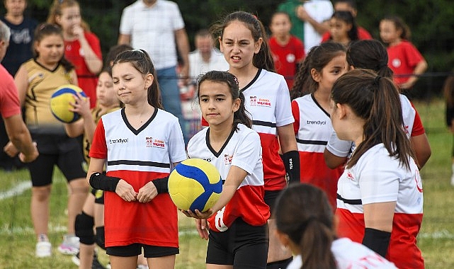 Osmangazi Belediyesi’nin düzenlediği Mini Voleybol Şenliği’nde yaklaşık 1500 kız çocuğu
