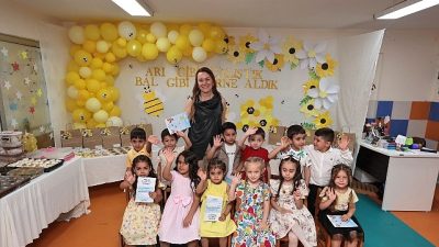 Zeytinlik Mutlu Çocuklar Oyun Evi’nde, ilk kez karne almanın heyecanını