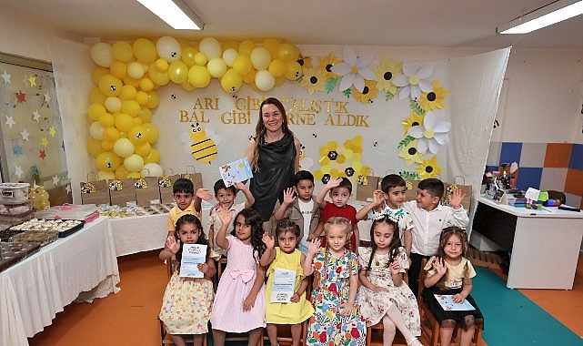 Zeytinlik Mutlu Çocuklar Oyun Evi’nde, ilk kez karne almanın heyecanını