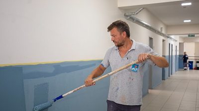 Narlıdere Belediyesi, yaz tatilinin başlamasıyla birlikte, ihtiyaç duyulan okullarda boya,