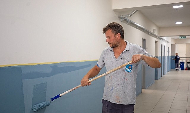 Narlıdere Belediyesi, yaz tatilinin başlamasıyla birlikte, ihtiyaç duyulan okullarda boya,