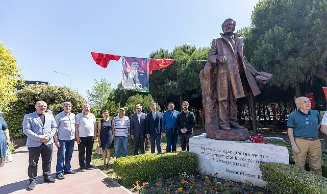 Dünya şairi Nazım Hikmet, aramızdan ayrılışının 63. yıl dönümünde, Karşıyaka’daki heykeli önünde