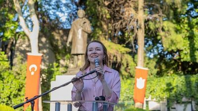 Türk edebiyatının mavi gözlü devi Nazım Hikmet’in Kültürpark’taki heykeli başında