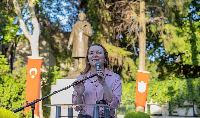 Türk edebiyatının mavi gözlü devi Nazım Hikmet’in Kültürpark’taki heykeli başında