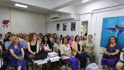 Karabağlar Belediyesi Nokta İleri Yaş Alma Merkezi'nde sürdürülen eğitim, sosyal