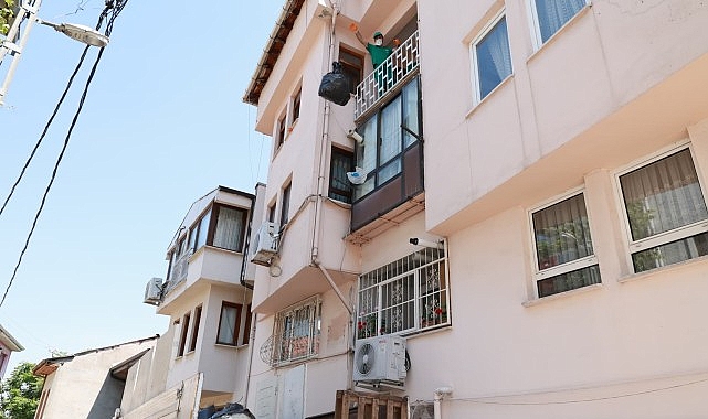 Osmangazi Belediyesi, vatandaşlardan gelen ihbar üzerine harekete geçerek tonlarca çöpün