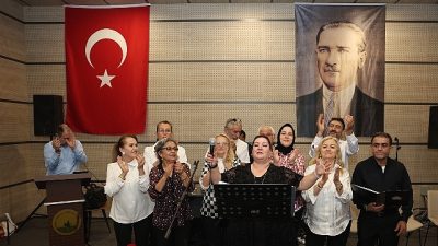 Osmangazi Belediyesi’nin düzenlediği moral konserinde BAREM, OBAM ve ALBAM üyeleri,