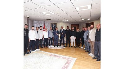 TFF 3. Lig’e yükselen Gölcükspor’un Başkanı Kadir Özdemir ve yöneticiler,