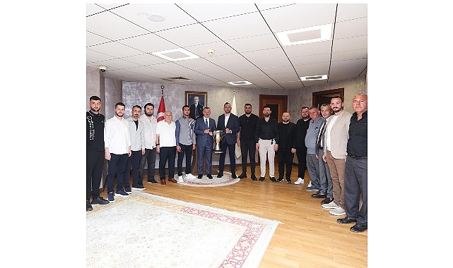 Şampiyon Gölcükspor kupasıyla Başkan Büyükakın’a geldi TFF 3. Lig’e yükselen Gölcükspor’un Başkanı Kadir Özdemir ve yöneticiler,