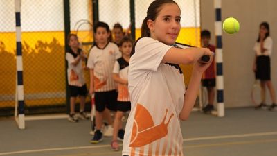 Seferihisar Belediyesi, çocukların ve gençlerin yaz tatilini sporla, eğitimle ve