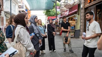İzmirli üniversiteliler, usta yazar Tarık Dursun K.‘nin romanlarında hayat bulan