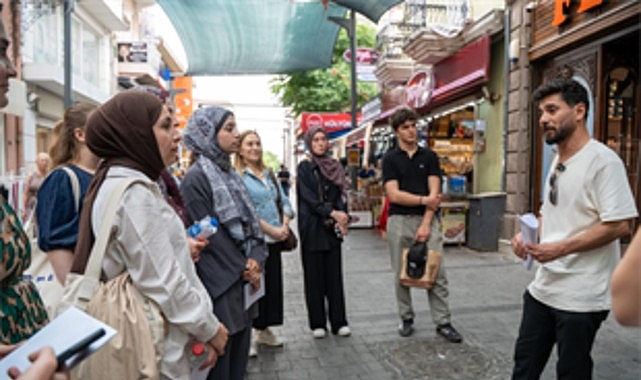 İzmirli üniversiteliler, usta yazar Tarık Dursun K.‘nin romanlarında hayat bulan