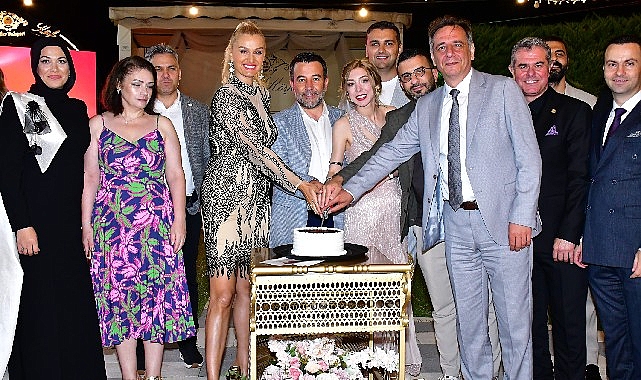 Geceye sunumu ve şarkılarıyla damga vuran ünlü sanatçı Tuğba Özay,