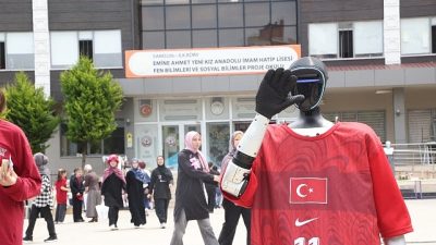 Türkiye'nin nüfusa kaydedilen ilk insansı robotu CANİKMAN lise öğrencileriyle buluştu.