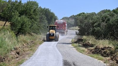 Manisa Büyükşehir Belediyesi, il genelinde sürdürdüğü yol yapım ve bakım