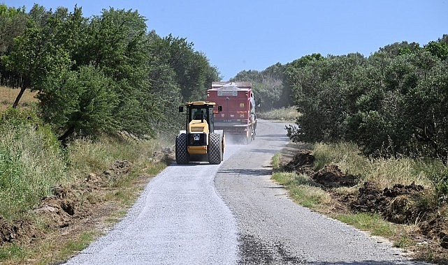 Manisa Büyükşehir Belediyesi, il genelinde sürdürdüğü yol yapım ve bakım