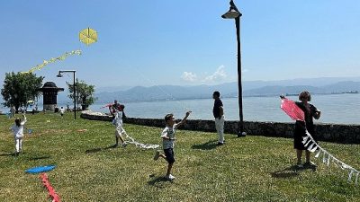 Uçurtmalar Kocaeli’den barışa uçtu; Diplomat çocukları “Barış” için uçurtma uçurdu Kocaeli Büyükşehir Belediyesi’nin ev sahipliğinde ve Dışişleri Bakanlığı koordinasyonunda düzenlenen